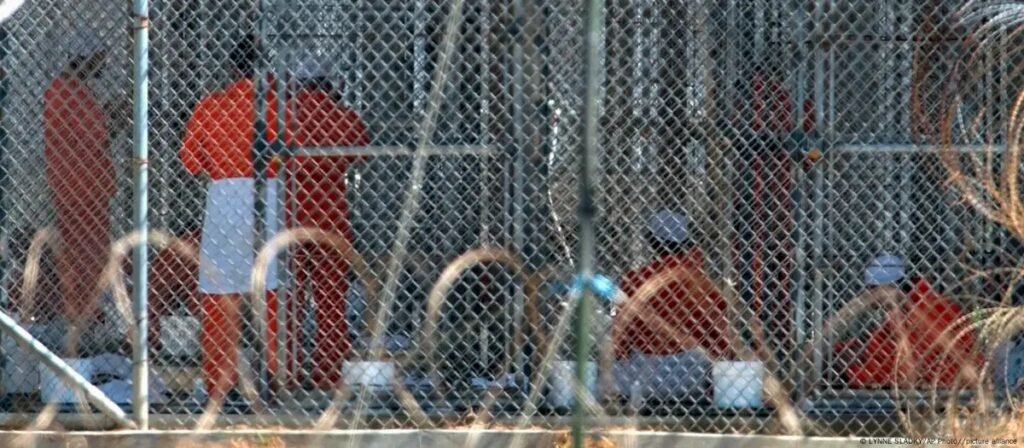 TRUMP PROPONE ENVIAR A MIGRANTES INDOCUMENTADOS A GUANTÁNAMO