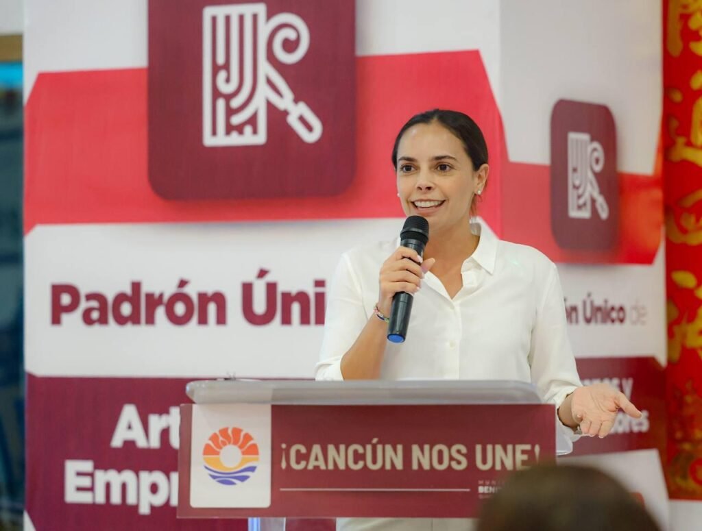 ENTREGAN CREDENCIALES A ARTESANOS Y EMPRENDEDORES EN CANCÚN