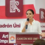 ENTREGAN CREDENCIALES A ARTESANOS Y EMPRENDEDORES EN CANCÚN