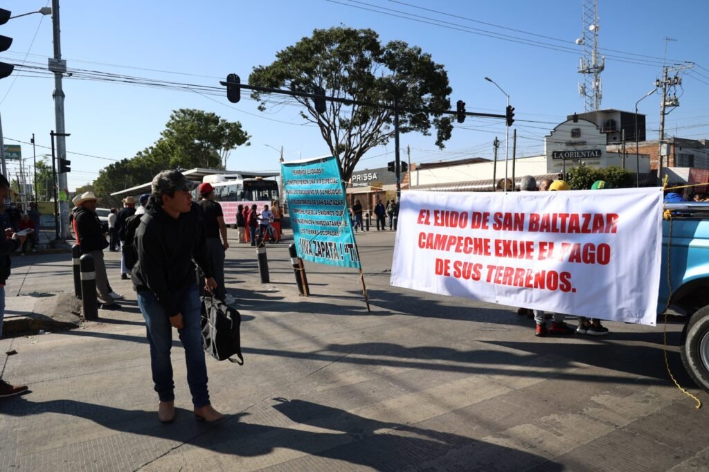 EJIDATARIOS DE SAN BALTAZAR CAMPECHE BLOQUEAN BULEVAR VALSEQUILLO EXIGIENDO PAGO DE SUS TERRENOS