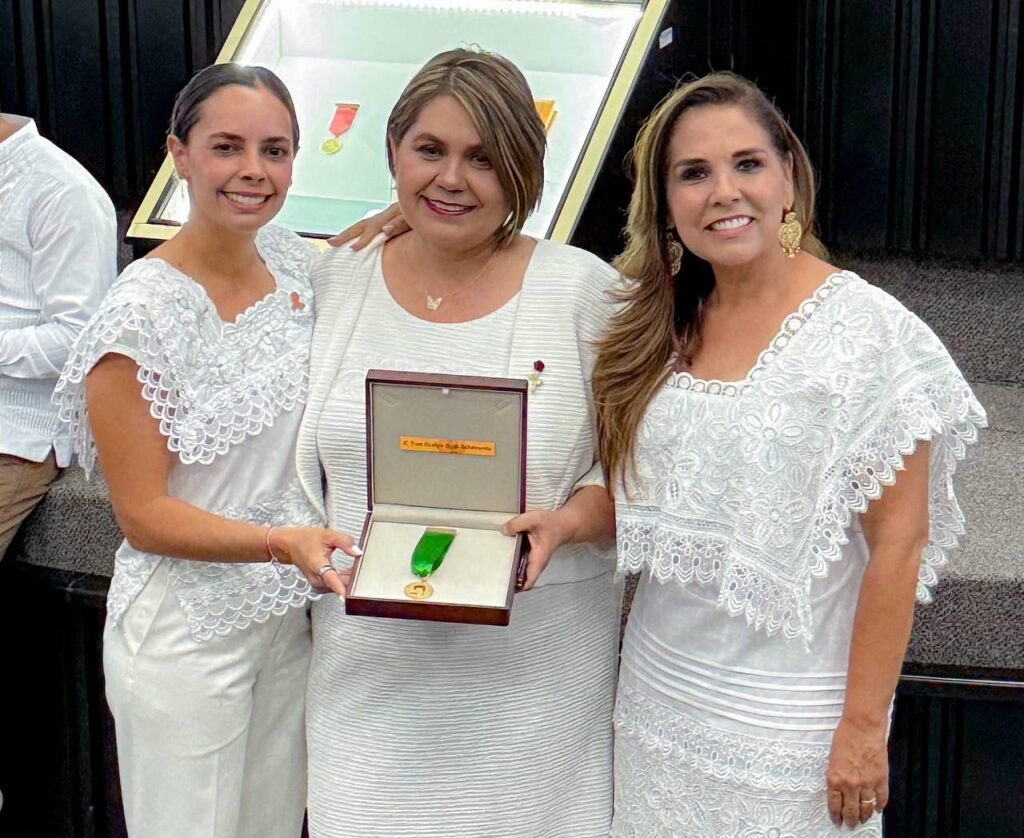 ATESTIGUA ANA PATY PERALTA ENTREGA DE MEDALLA AL MÉRITO DISTINGUIDA QUINTANARROENSE “MARÍA CRISTINA SANGRI AGUILAR”