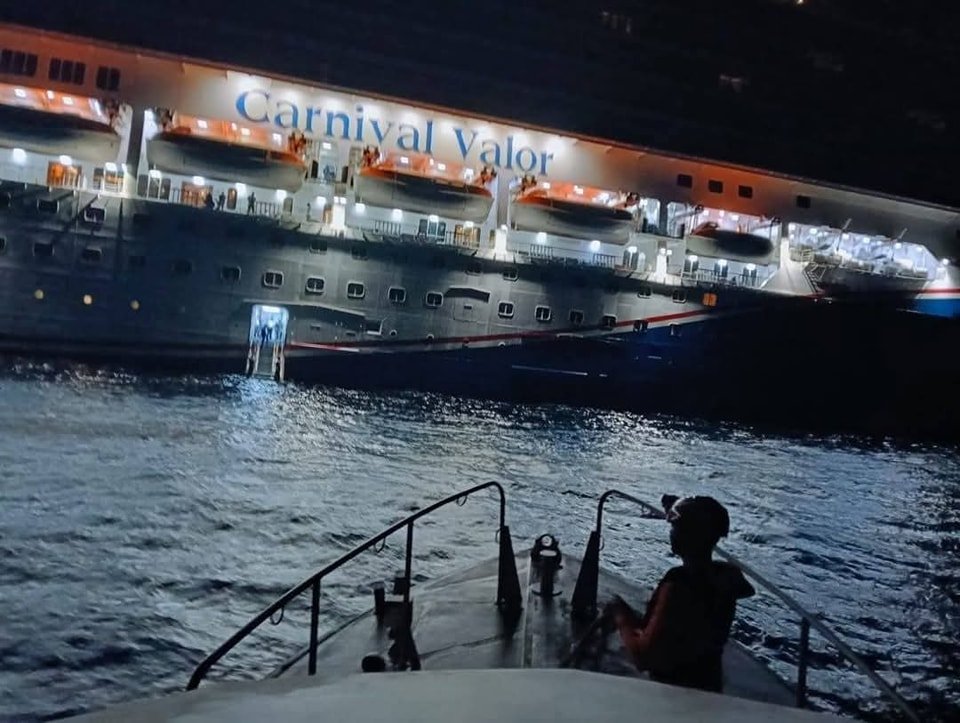 PERSONAL NAVAL AUXILIA A MUJER EN CRUCERO CERCA DE ISLA MUJERES