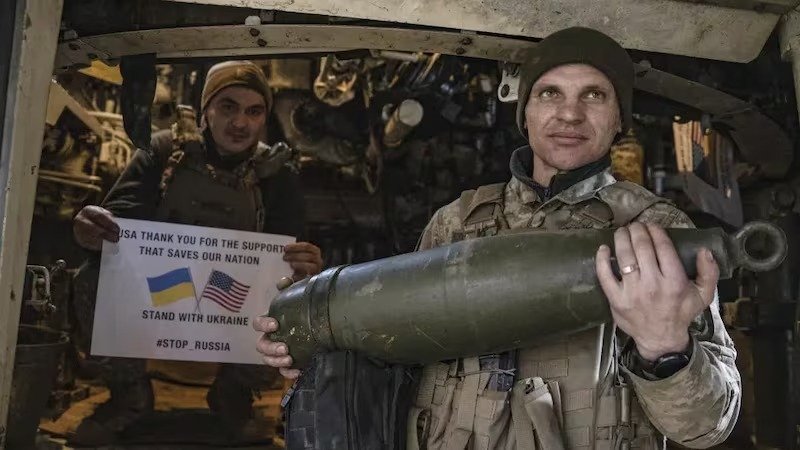 ESTADOS UNIDOS REANUDA ENVÍO DE ARMAS A UCRANIA MIENTRAS RUSIA EVALÚA ALTO EL FUEGO