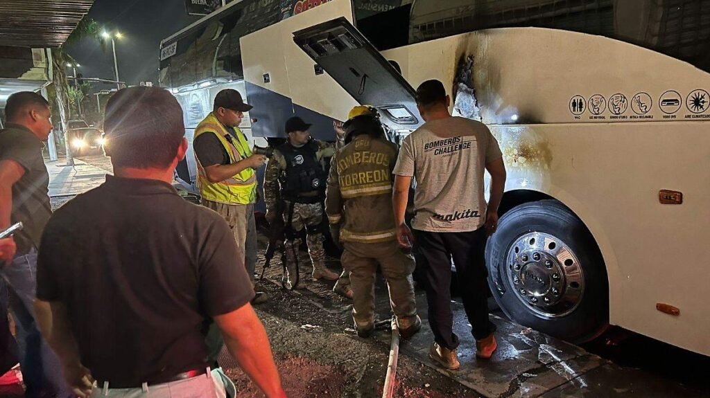 INCENDIO EN AUTOBÚS DE TURISMO MOVILIZA A BOMBEROS EN TORREÓN