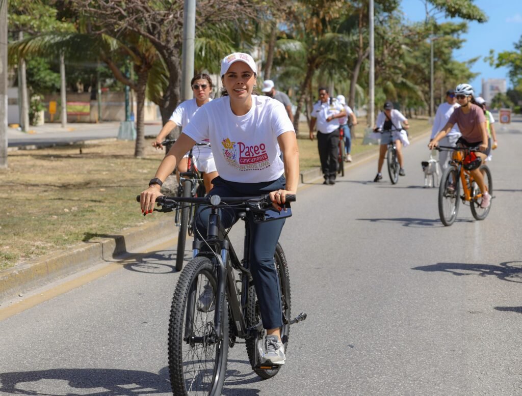 CONVIVE ANA PATY PERALTA CON CIUDADANOS EN TERCERA EDICIÓN DE PASEO CANCUNENSE