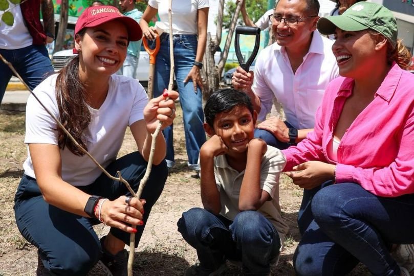CELEBRA ANA PATY PERALTA DÍA INTERNACIONAL DE LA MADRE TIERRA CON ARBORIZACIÓN