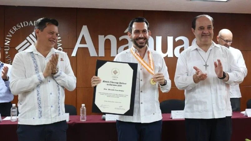 BERNARDO CUETO RIESTRA RECIBE RECONOCIMIENTO POR SU VISIÓN TURÍSTICA EN QUINTANA ROO