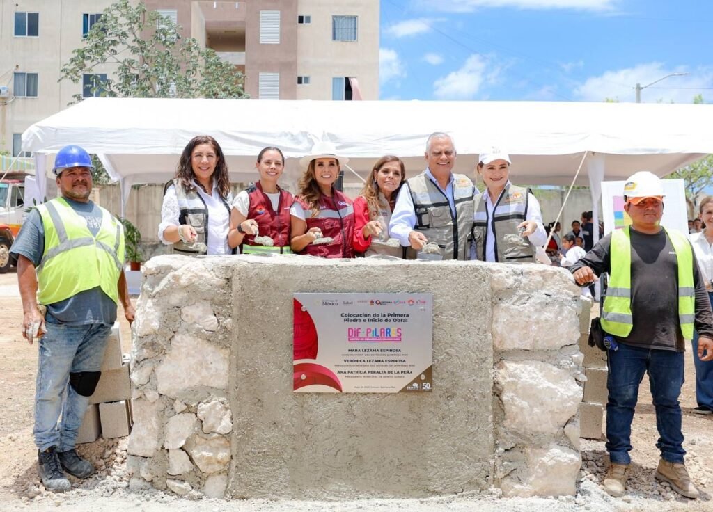 COLOCA ANA PATY PERALTA Y MARA LEZAMA PRIMERA PIEDRA DEL CDC DIF-PILARES EN PRADO NORTE