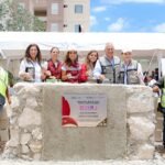 COLOCA ANA PATY PERALTA Y MARA LEZAMA PRIMERA PIEDRA DEL CDC DIF-PILARES EN PRADO NORTE