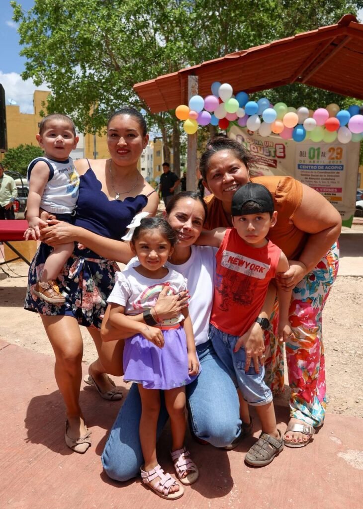 FESTEJA ANA PATY PERALTA DÍA DE LAS NIÑAS Y NIÑOS EN LA SM 249