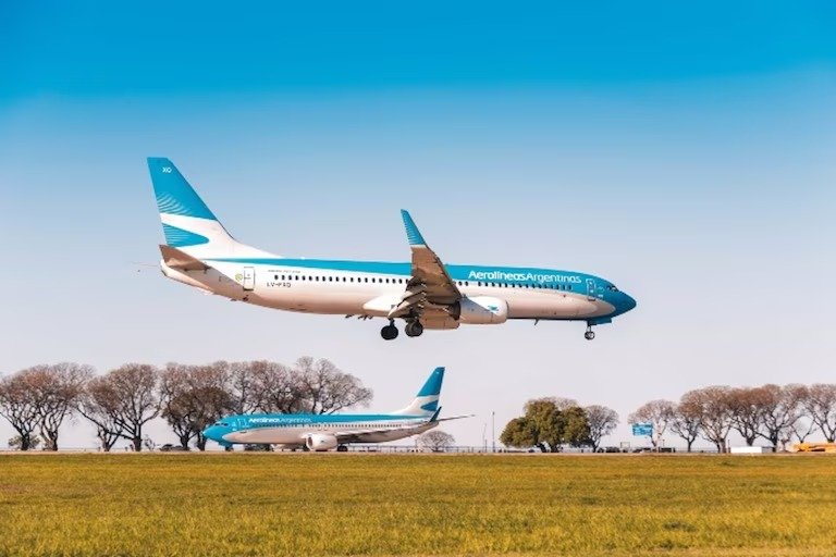 ARGENTINOS ROMPEN RÉCORD DE VIAJES AL EXTERIOR Y GASTAN MÁS DE MIL MILLONES DE DÓLARES EN MAYO