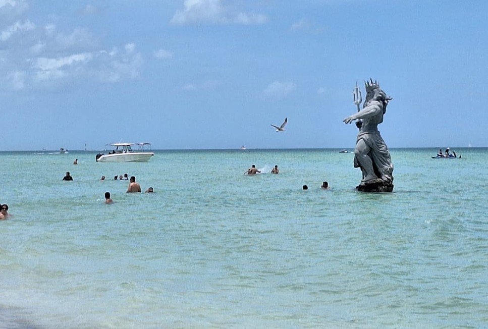VACACIONES INICIAN CON PLAYAS LLENAS PERO BOLSILLOS AJUSTADOS EN PROGRESO