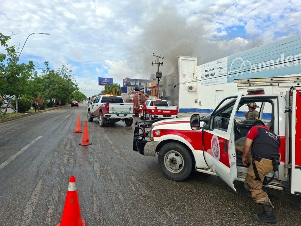 BOMBEROS DE CANCÚN SOFOCAN INCENDIO EN LOCAL ABANDONADO EN LA AV. LÓPEZ PORTILLO