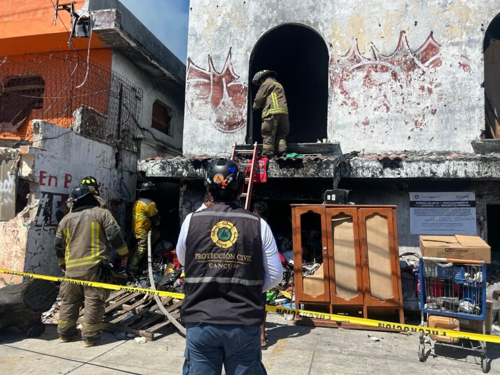 INCENDIO EN EDIFICIO ABANDONADO MOVILIZA A BOMBEROS EN CANCÚN