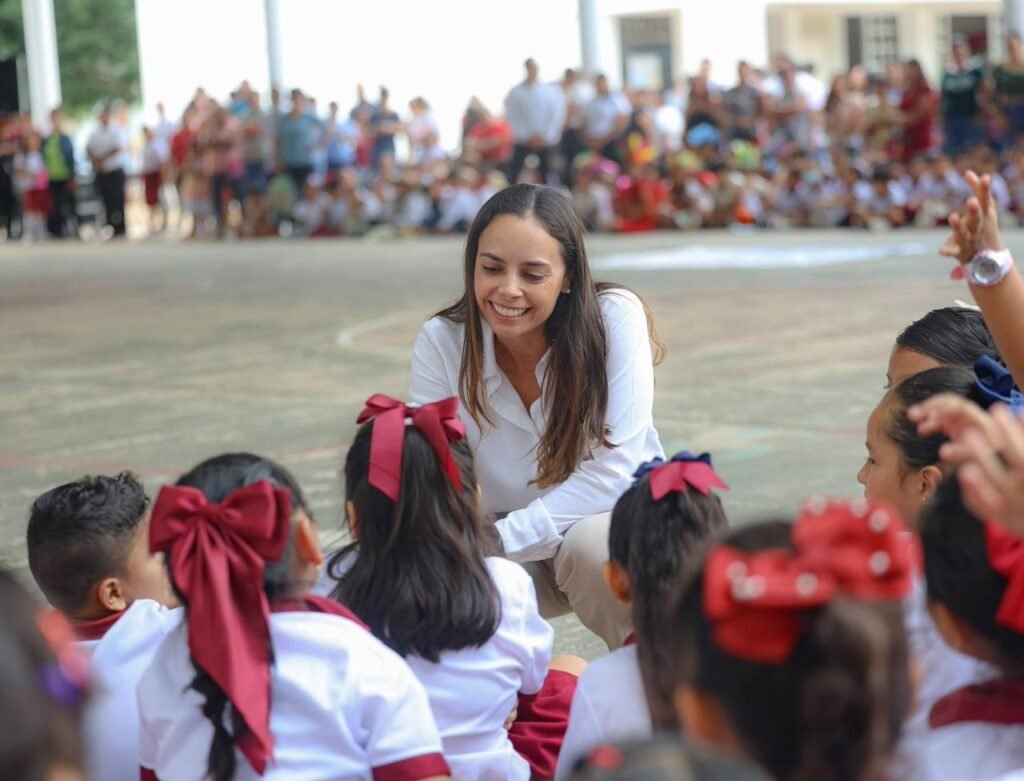 JUNTOS A ALUMNOS, ANA PATY PERALTA CELEBRA 123 ANIVERSARIO DE CREACIÓN DEL TERRITORIO DE QUINTANA ROO