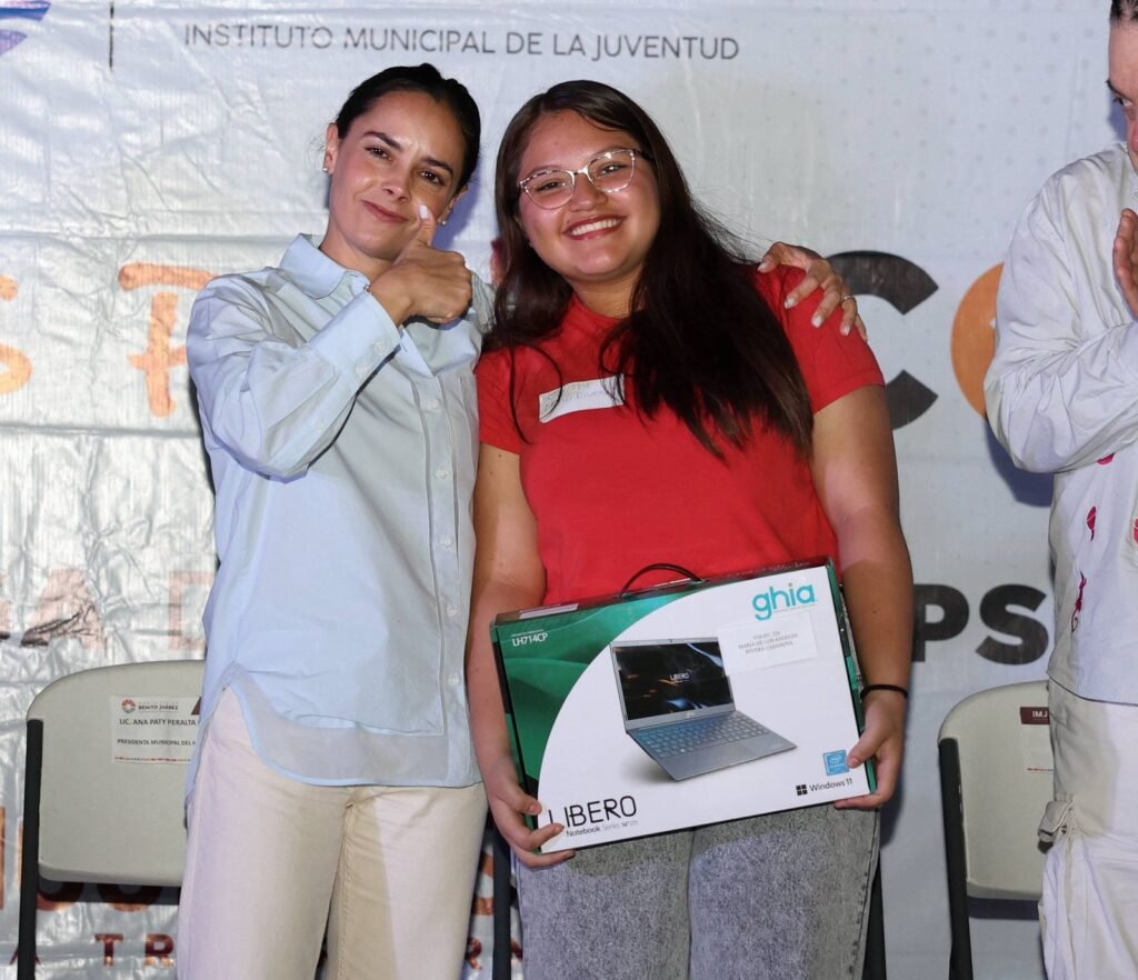 ENTREGA ANA PATY PERALTA COMPUTADORAS A JÓVENES PARA IMPULSAR SU FUTURO ACADÉMICO
