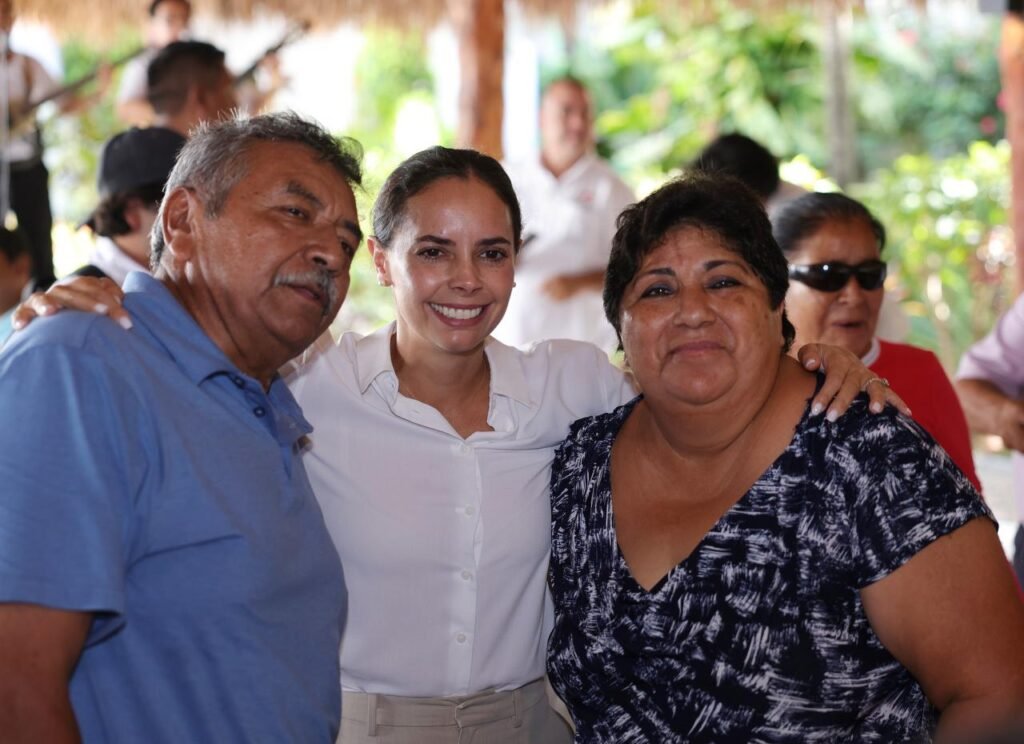 RECONOCEN A MILES DE COMERCIANTES EN CANCÚN