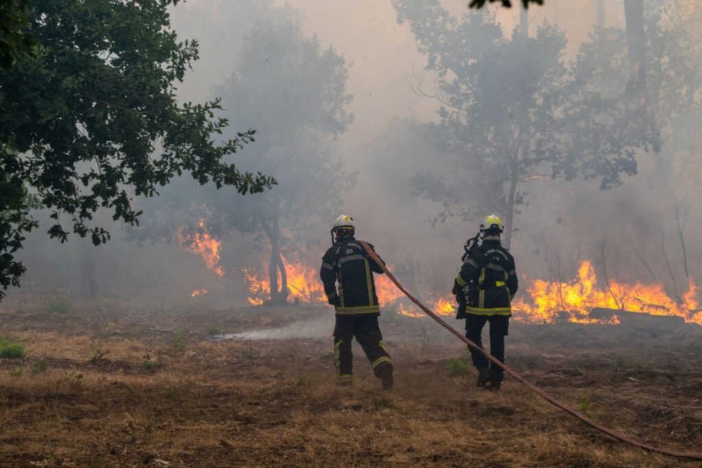 EUROPA EN EMERGENCIA: INCENDIOS FORESTALES OBLIGAN A EVACUAR A CIENTOS DE MILES DE PERSONAS