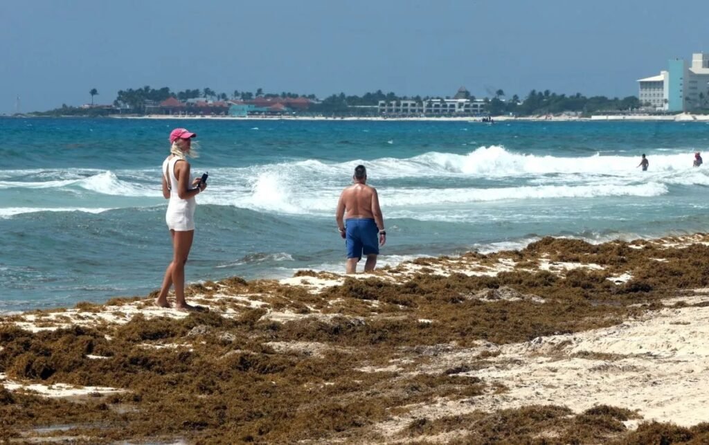 PLAYAS DE CANCÚN RECIBEN A MILES DE VISITANTES EN EL ARRANQUE DEL VERANO