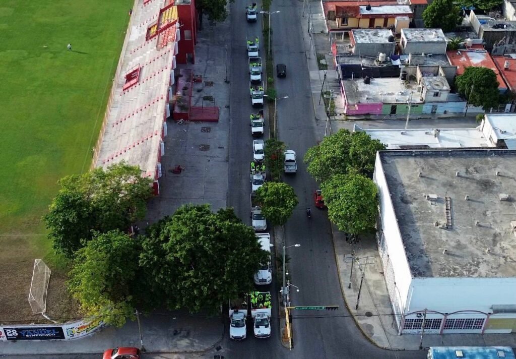 ATIENDE MEGA JORNADA DE LIMPIEZA CAMELLONES Y AVENIDAS PRINCIPALES DE CANCÚN