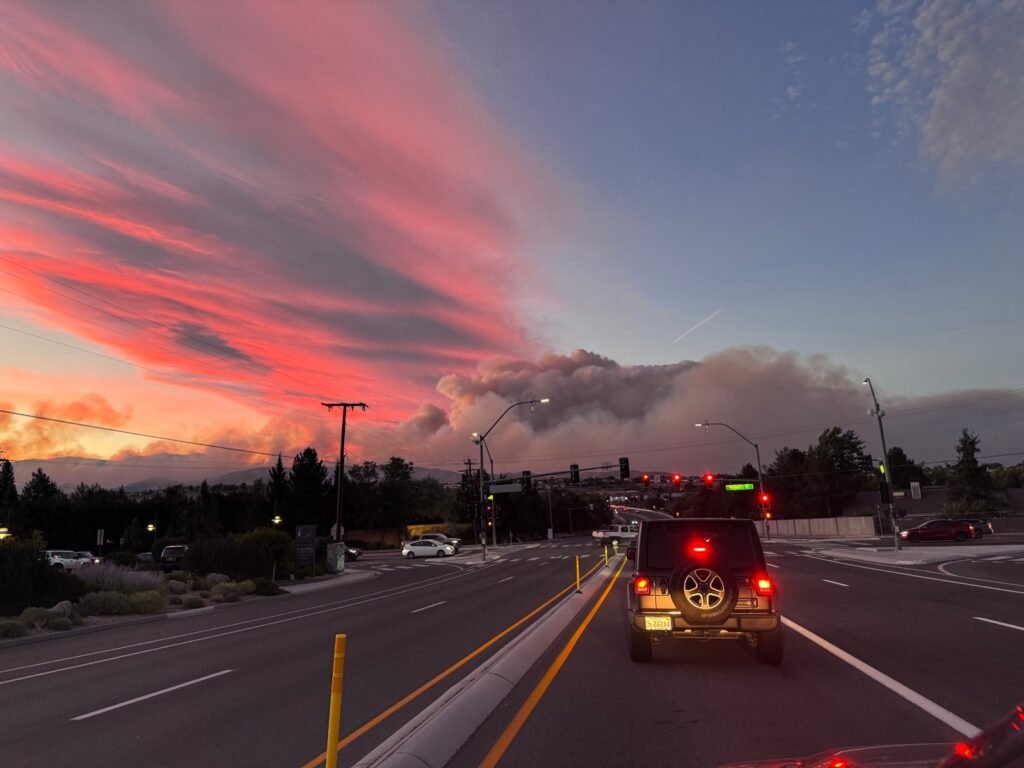 INCENDIO FUERA DE CONTROL DESATA EVACUACIÓN MASIVA CERCA DE RENO Y PONE A DECENAS DE MILES EN RIESGO