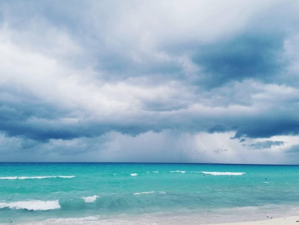 ¡EL CARIBE SE PREPARA PARA UNA JORNADA DE LLUVIAS! ONDA TROPICAL 26 CAMBIA EL PANORAMA EN QUINTANA ROO