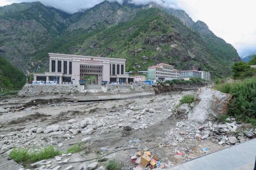 DEVASTADORAS INUNDACIONES GOLPEAN NEPAL Y DEJAN CIENTOS DE DESAPARECIDOS EN LA FRONTERA CON TÍBET
