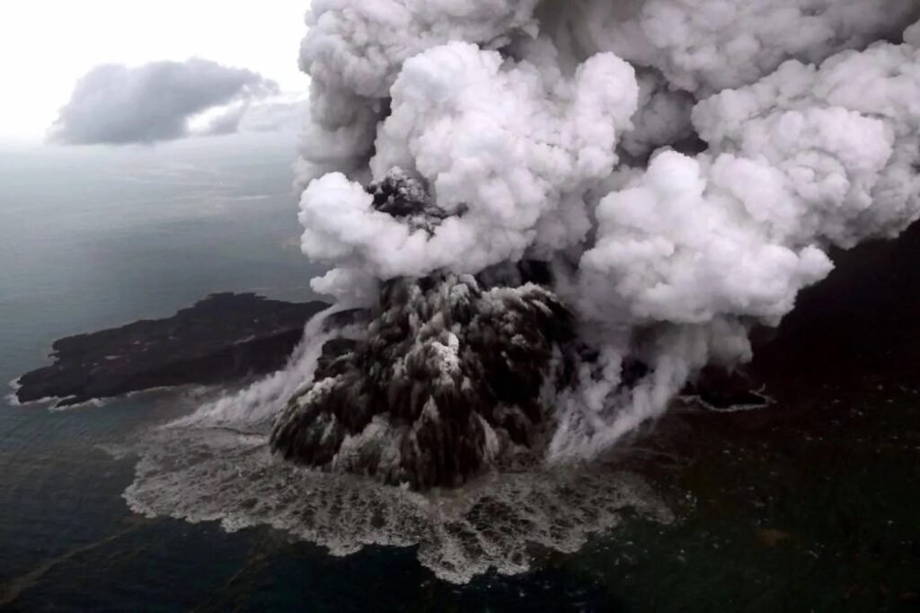 VOLCÁN ANAK KRAKATAU ENTRA EN ERUPCIÓN Y OBLIGA A SUSPENDER CIENTOS DE VUELOS EN INDONESIA