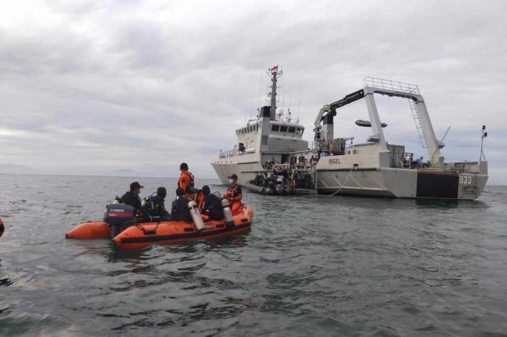 RESCATAN TRES CUERPOS DEL FERRY HUNDIDO EN INDONESIA MIENTRAS CONTINÚA LA BÚSQUEDA DE 126 PERSONAS