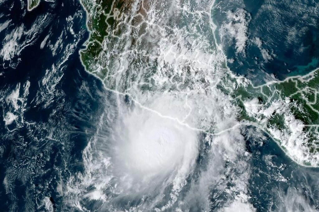 HURACÁN POLO MANTIENE EN ALERTA AL PACÍFICO MEXICANO