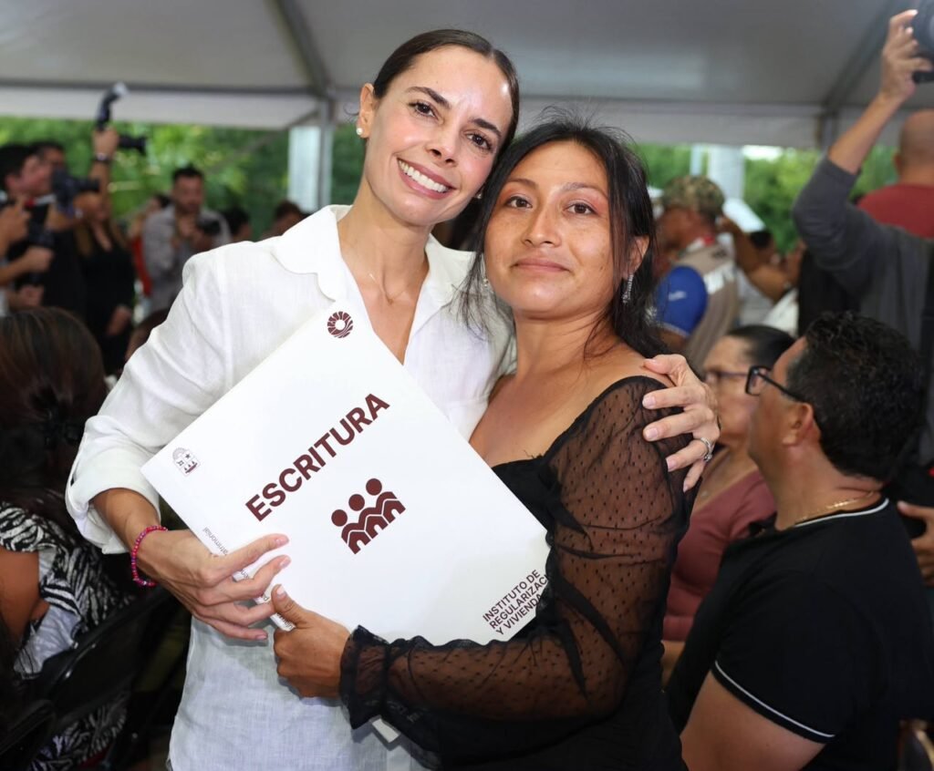 CUMPLEN ANA PATY PERALTA Y MARA LEZAMA A 460 FAMILIAS CON CERTEZA JURÍDICA